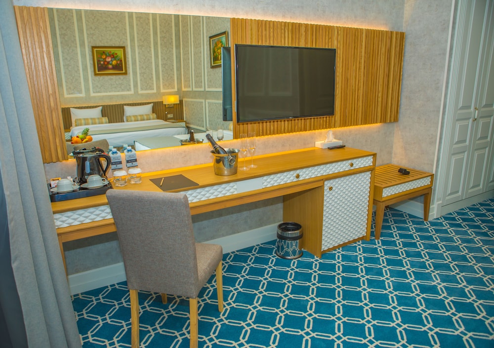 Promenade Hotel 41/50
