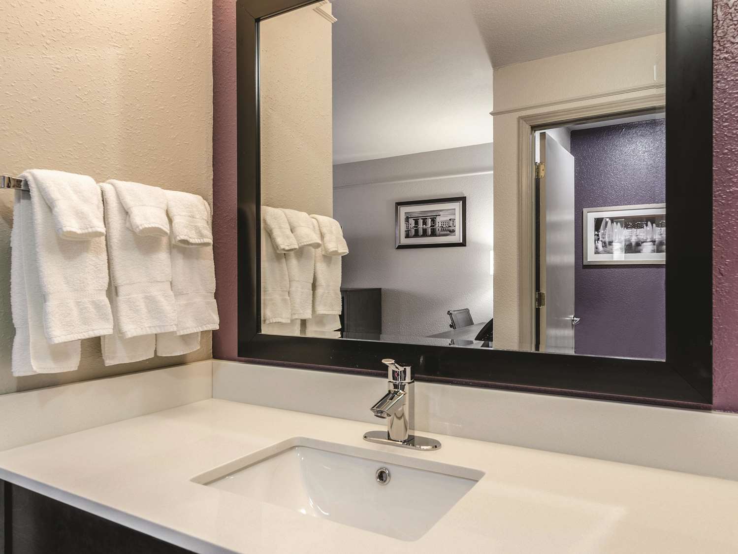 La Quinta Inn and Suites by Wyndham Kansas City Airport 31/34