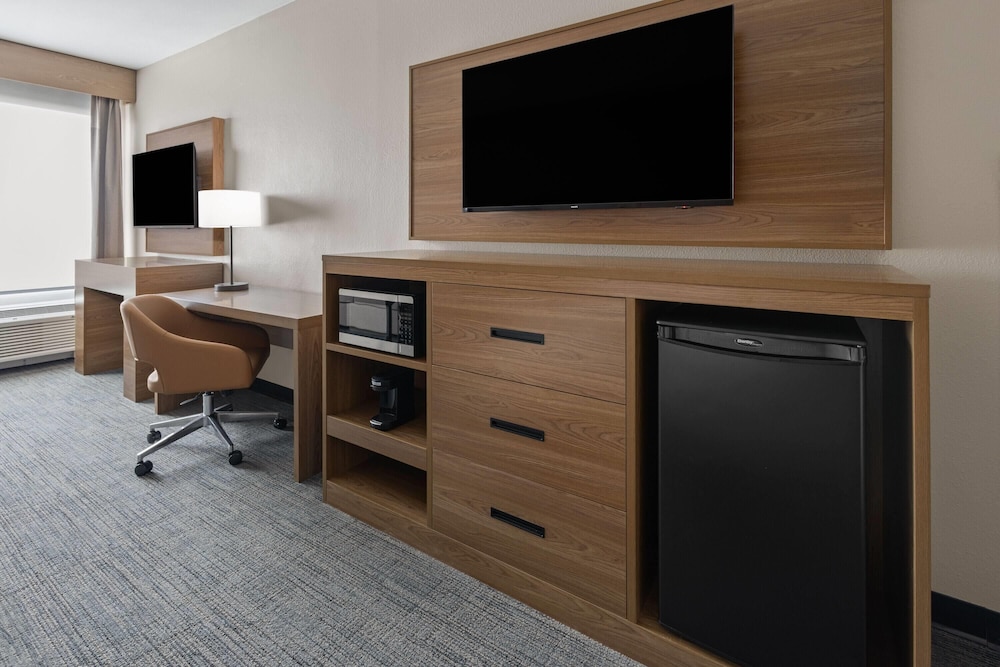La Quinta Inn & Suites by Wyndham Phoenix near State Farm St 34/48