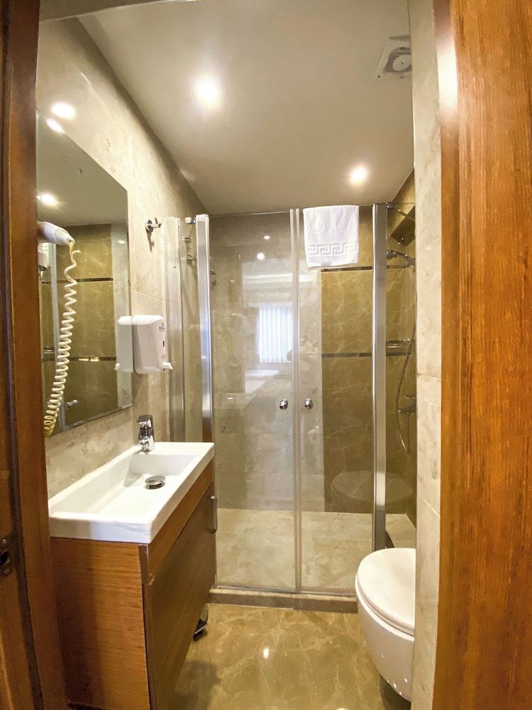 B Guest Hotel 64/66