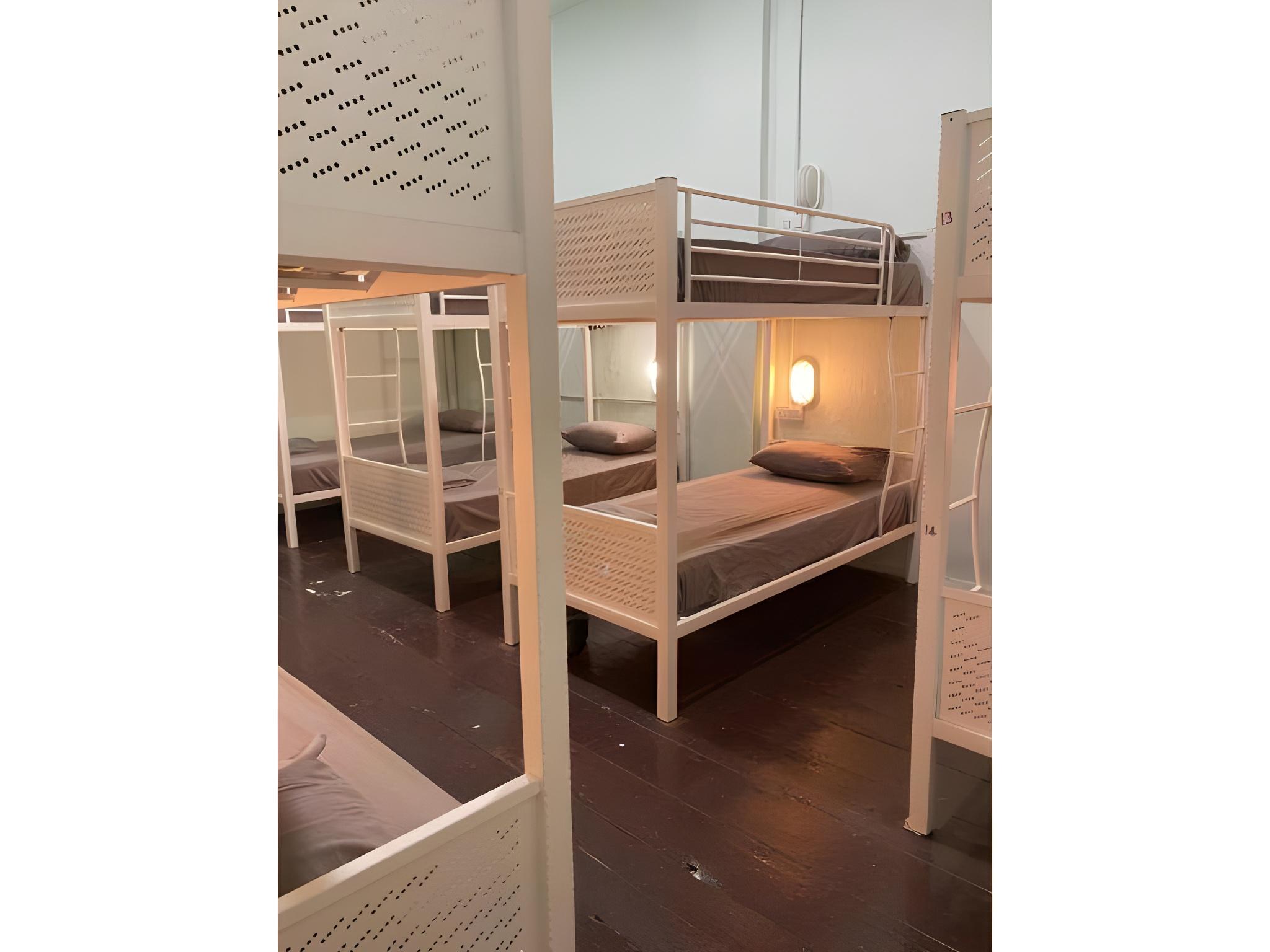 Female Dorm, 12 People