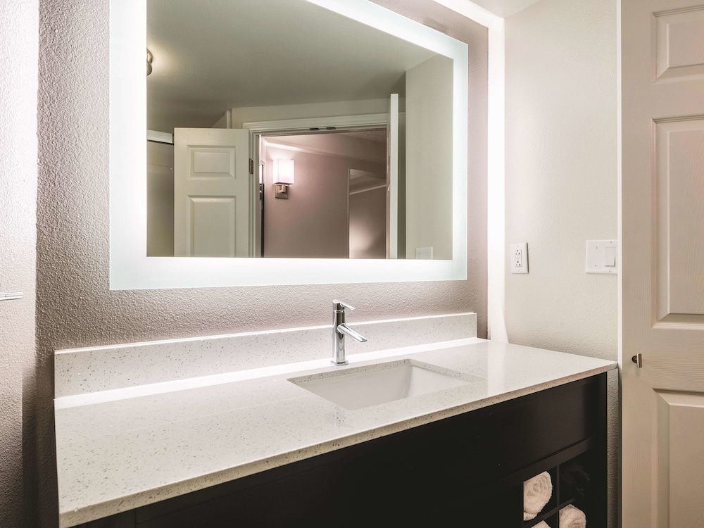 La Quinta Inn & Suites by Wyndham Alexandria Airport 8/48