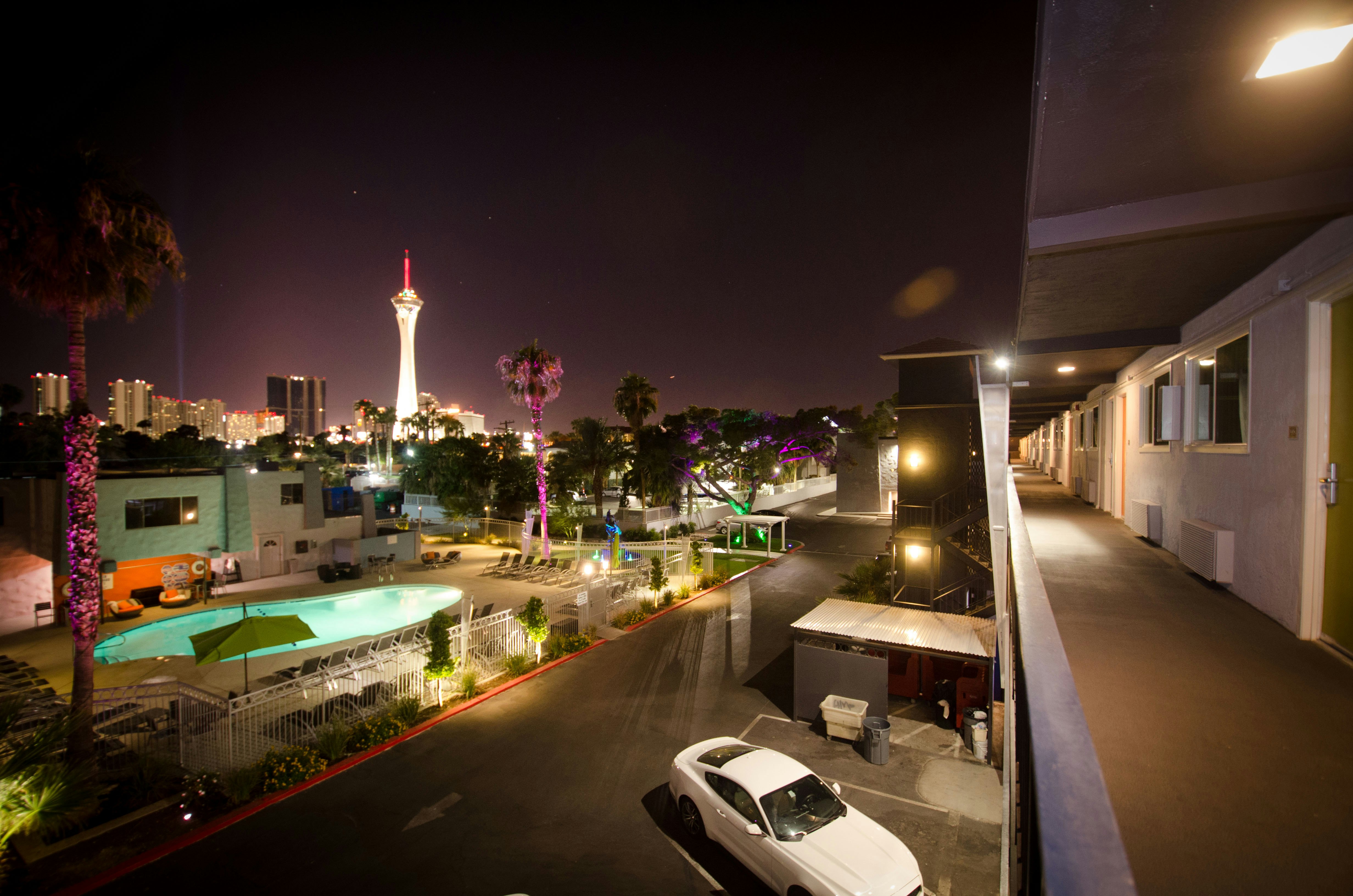 THUNDERBIRD HOTEL 20/21