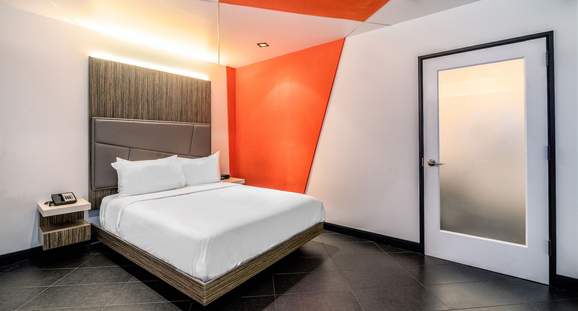 DELUXE, QUEEN BED