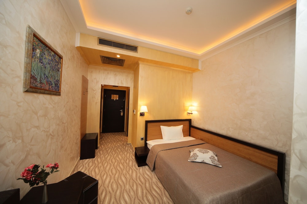 ROOM, SINGLE