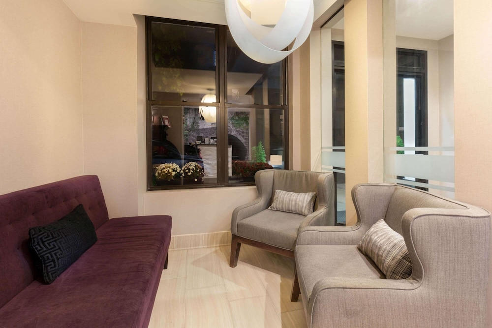La Quinta Inn & Suites by Wyndham New York City Central Park 43/61
