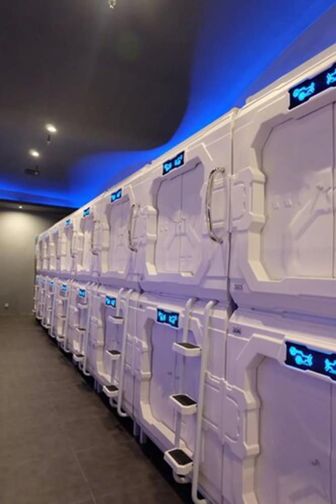 Digital Airport Hotel 2/23