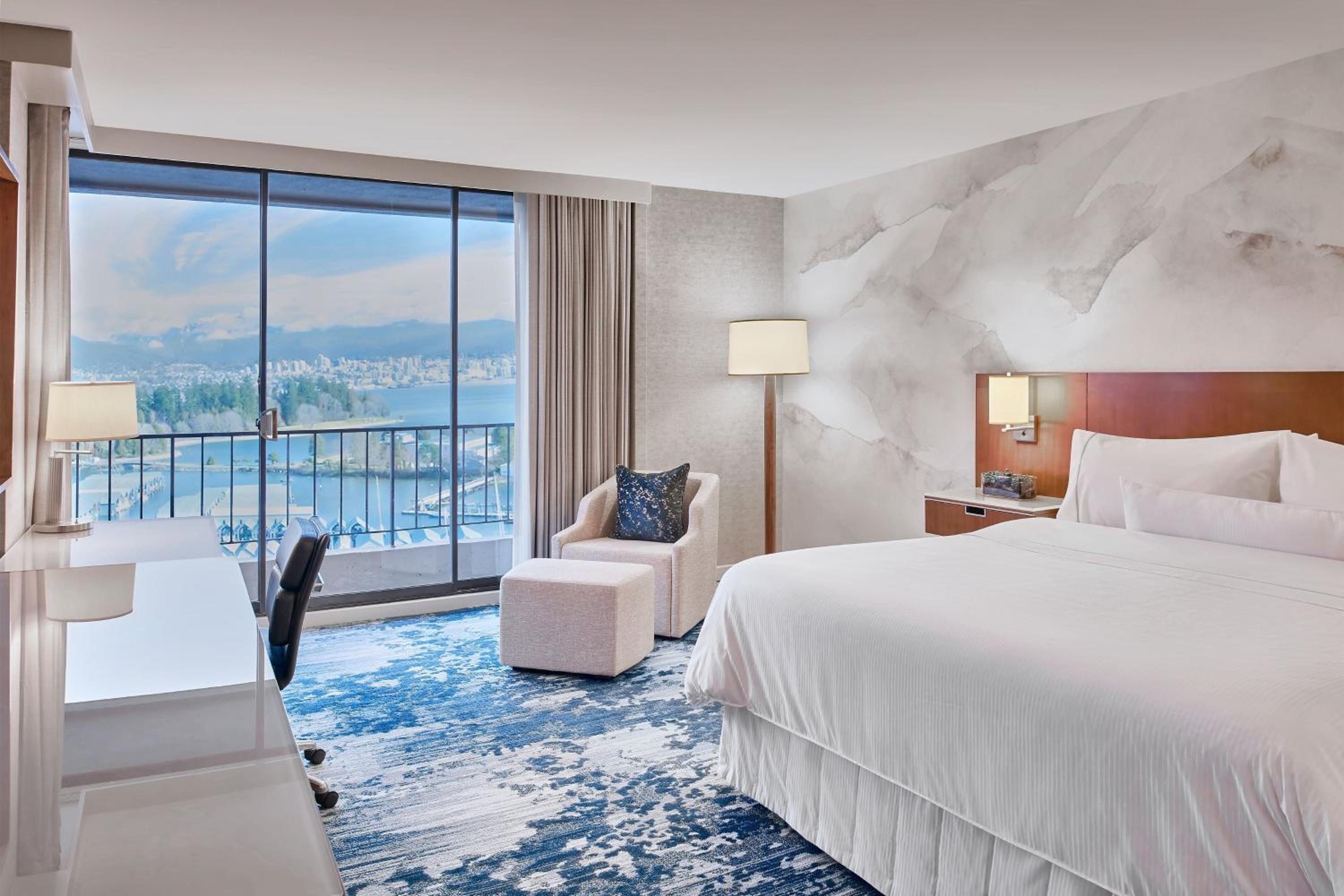 1 Bedroom, Panoramic, Harbor, Suite, King Bed, Mountain View, Sofa