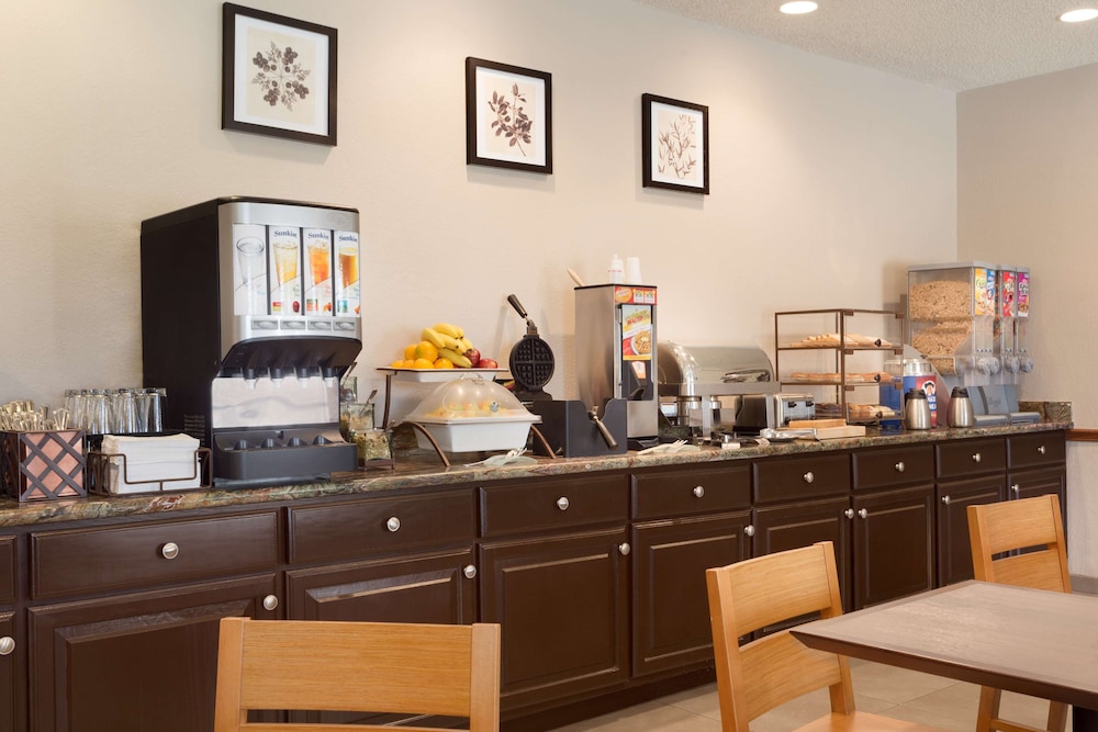 Country Inn & Suites By Radisson, Norman Near University 17/25
