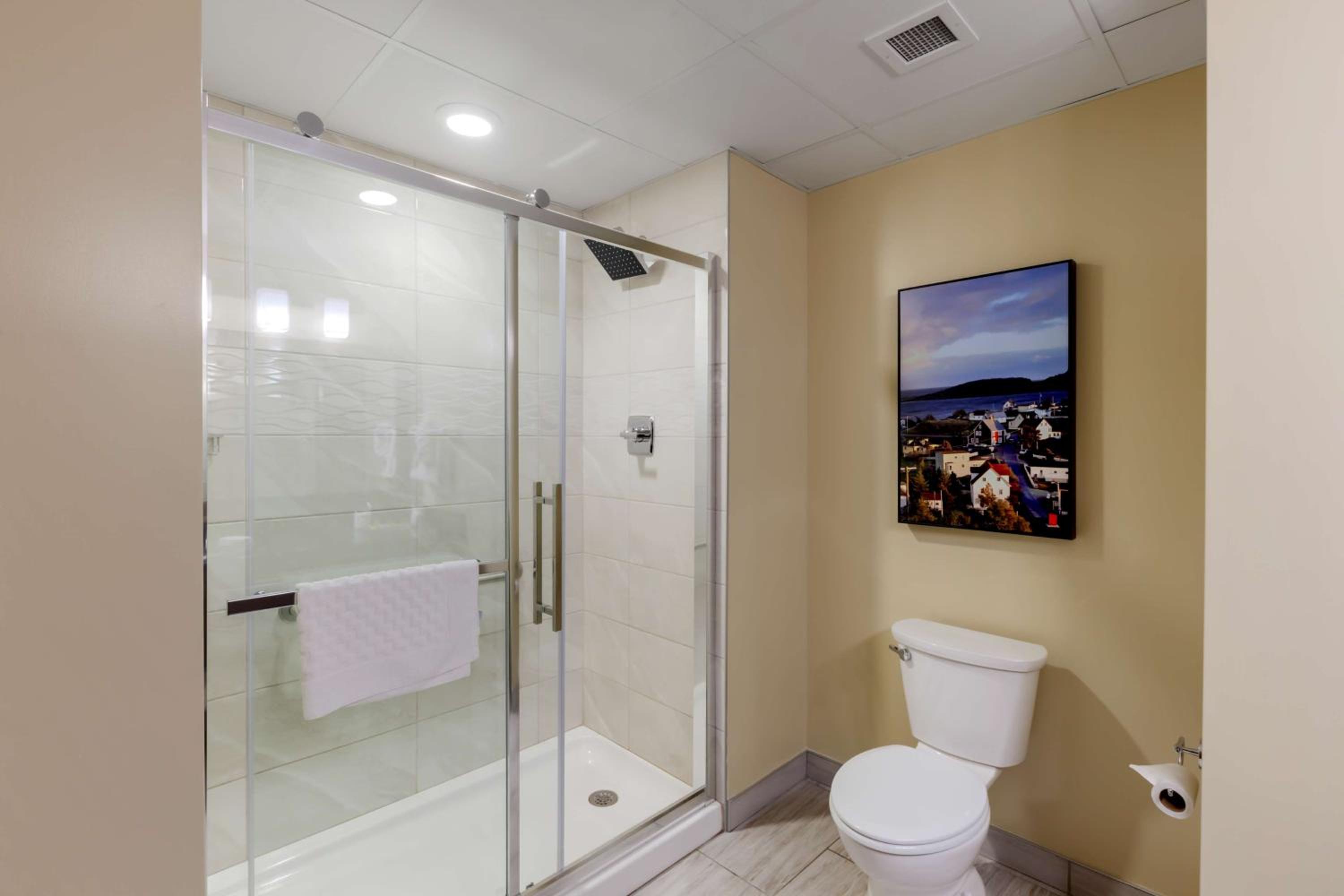 غرفة بسرير كينج وسريرين كوين، Best Western Plus St. John s Airport Hotel and Suites 10/10