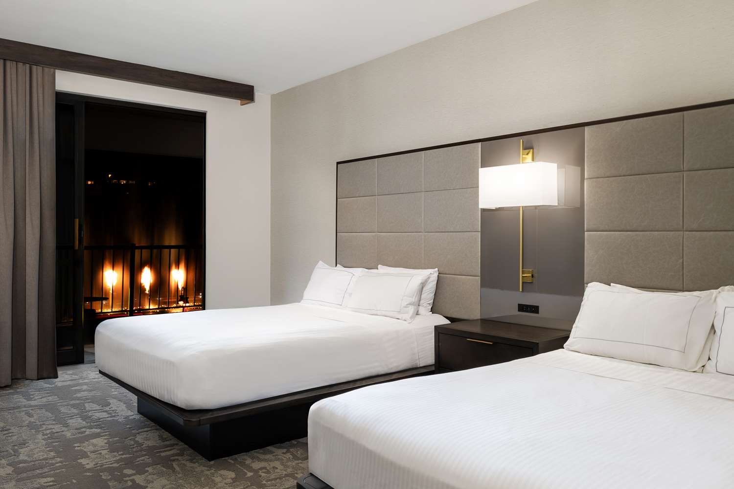 Deluxe, 2 Queen Beds, Fountain View