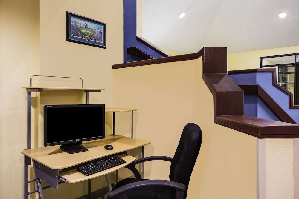 Days Inn By Wyndham Blue Springs 24/29