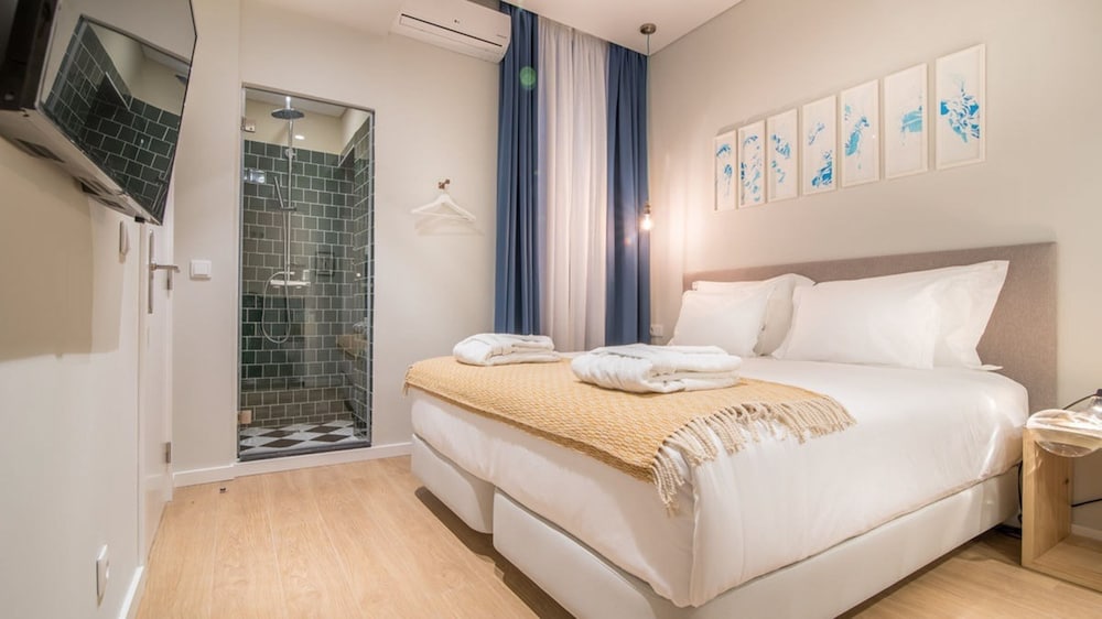 Room, Double Bed, City View, Small 2/5