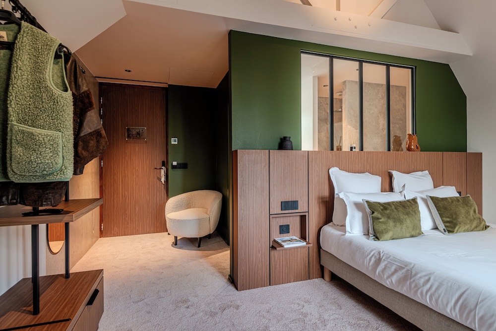 Deluxe, Queen Bed, Partial Sea View