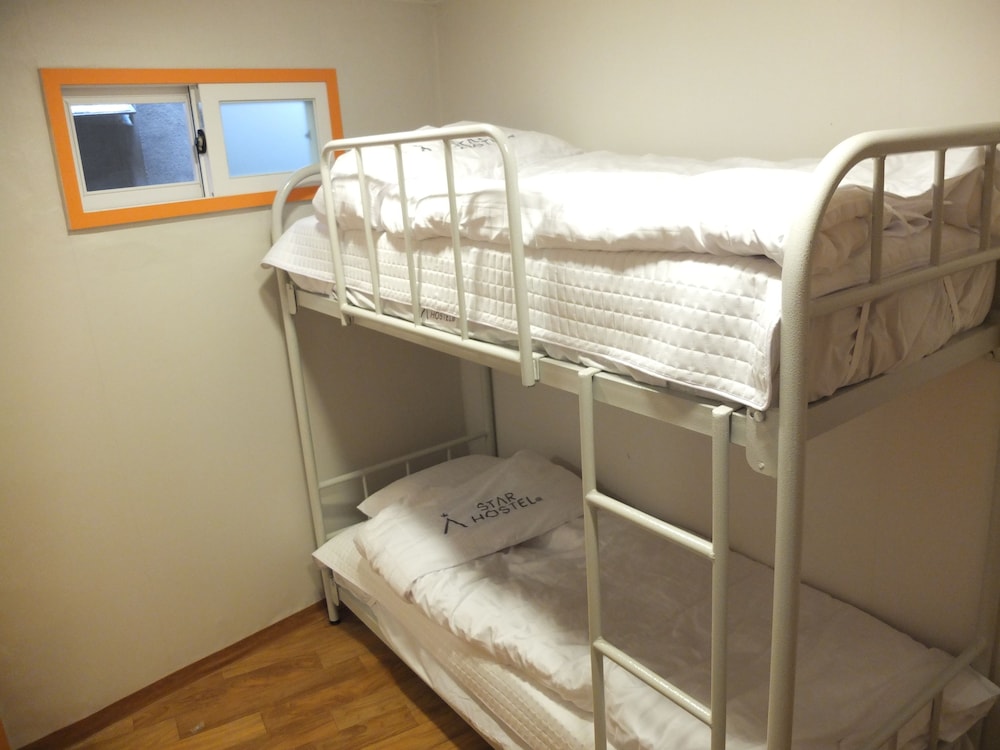 ROOM, TWIN BEDS