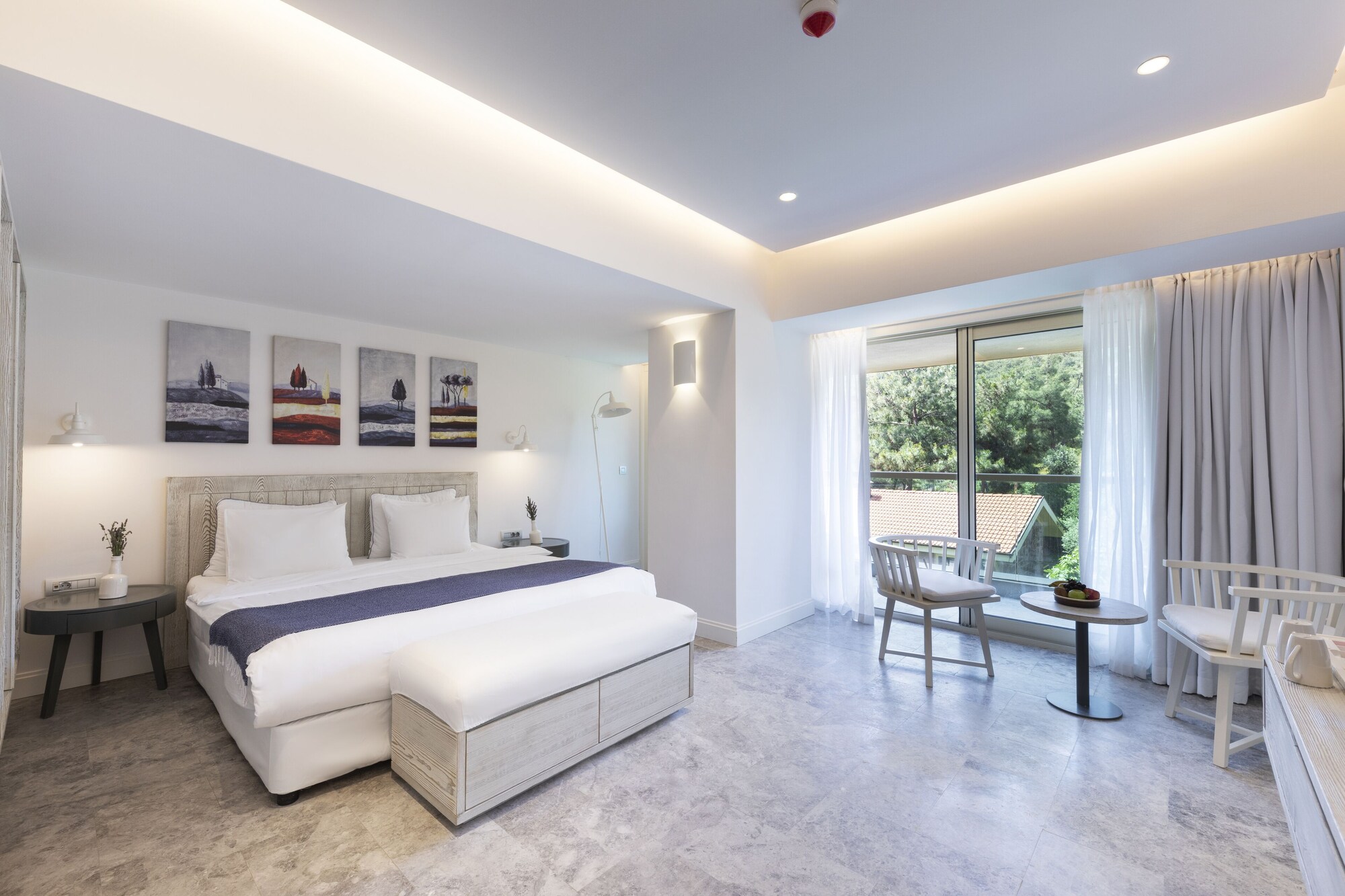 Superior, Queen Bed, Forest View