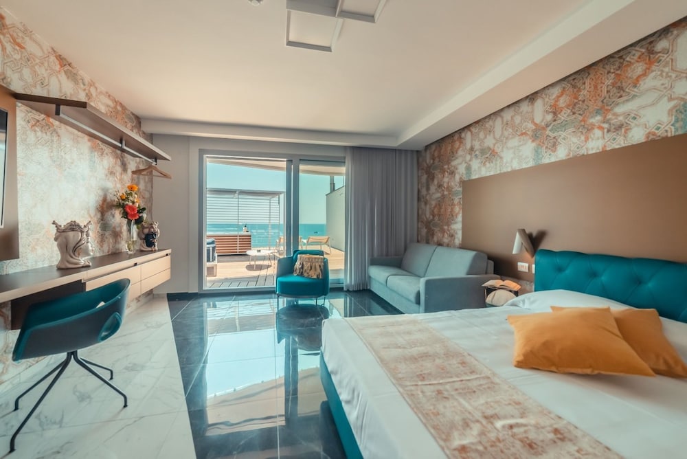Nautilus Hotel 8/50
