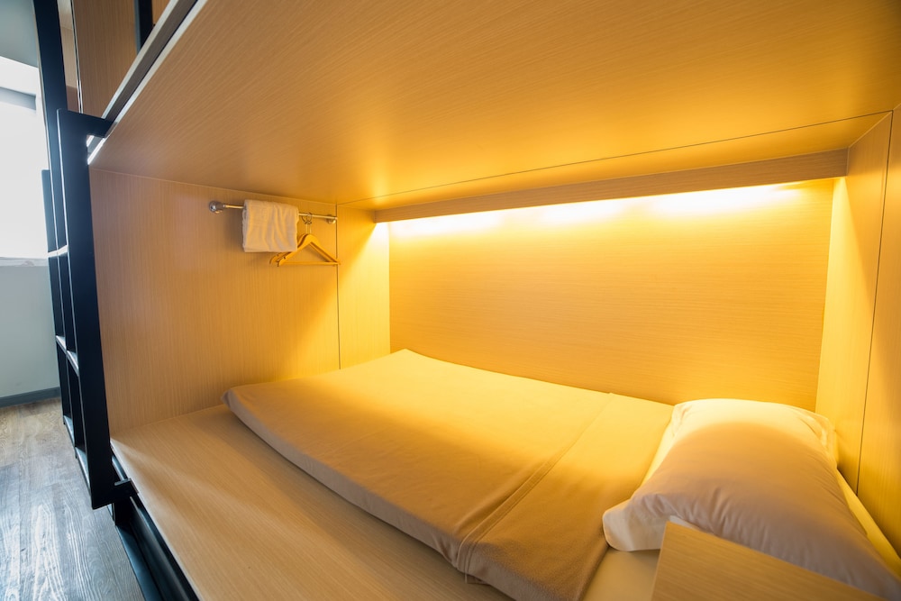 PRIVATE, 6 BEDS, SHARED BATHROOM