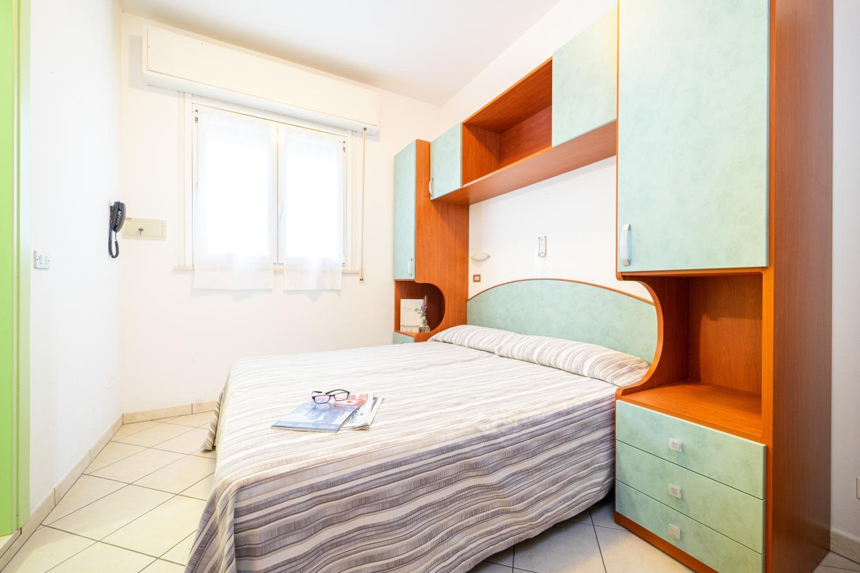ECONOMY, DOUBLE OR TWIN BED