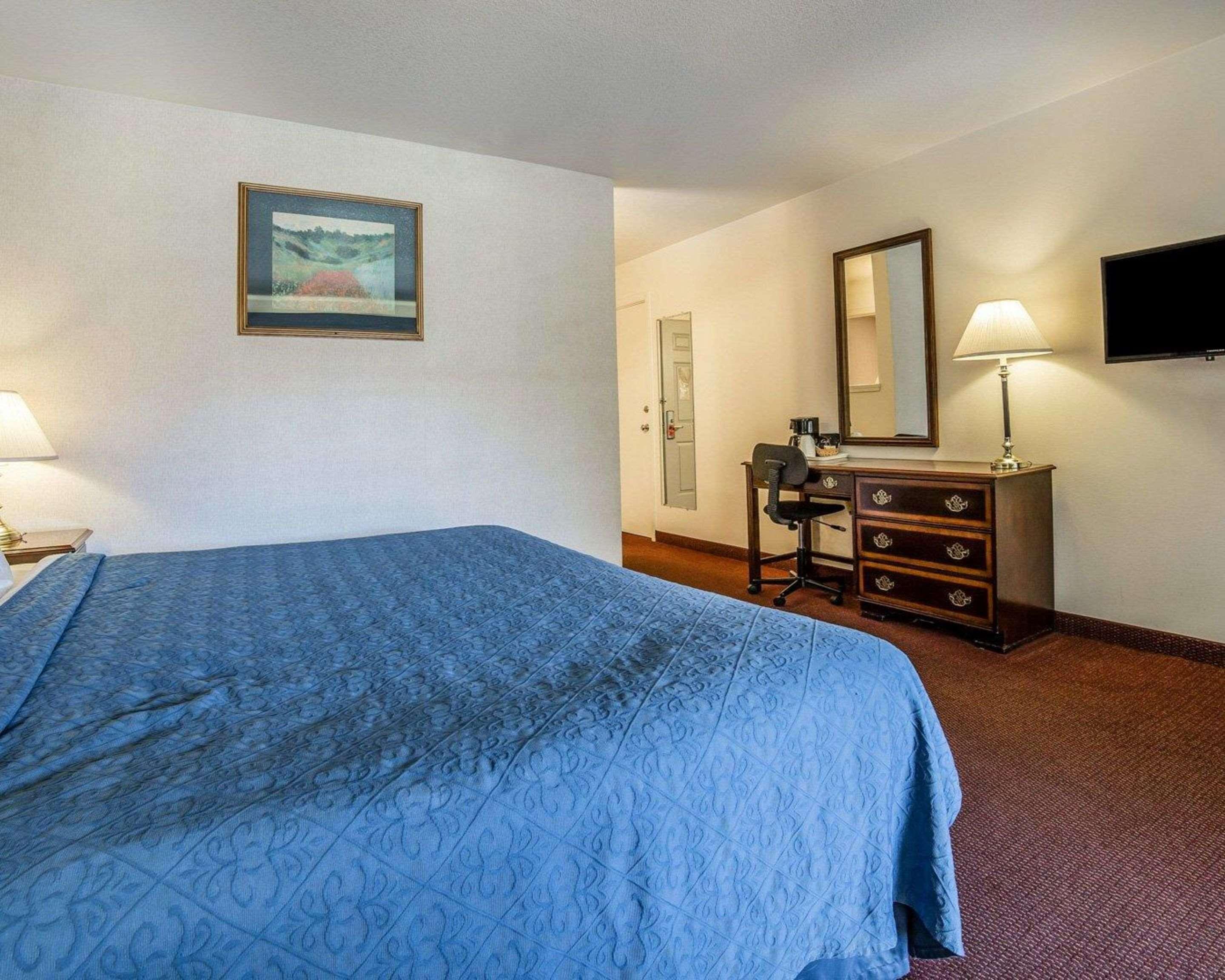 ROOM, QUEEN BED