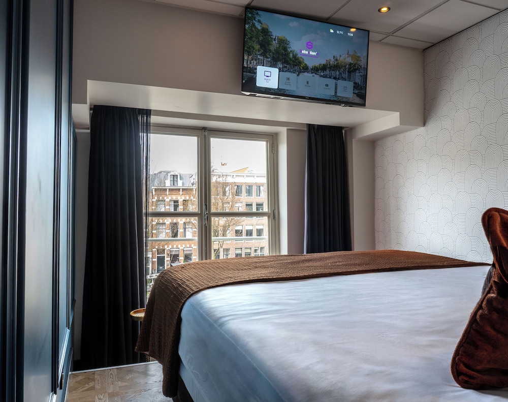COMPACT, DOUBLE BED, CANAL VIEW