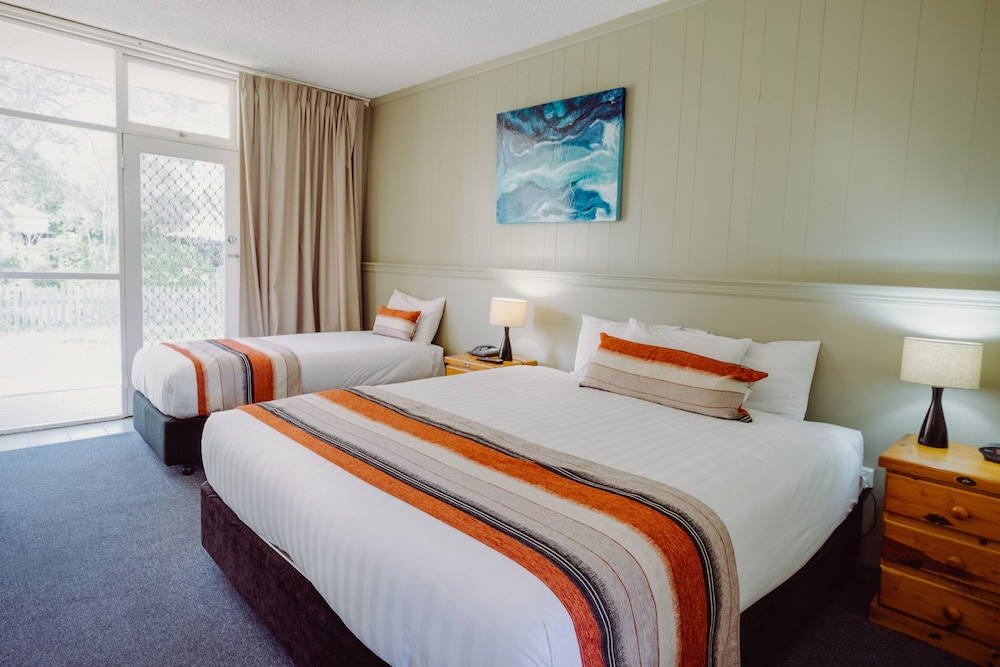 Room, Single, King Bed, 1 Queen and 1 Single Bed, Riverside