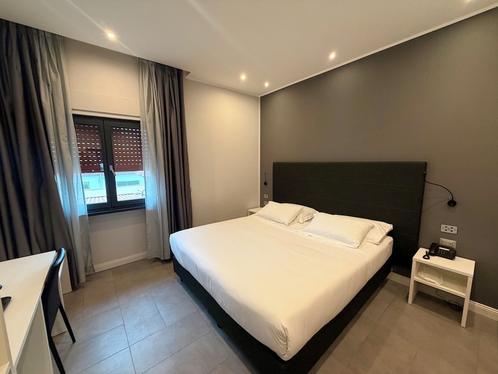 BUSINESS, DOUBLE BED