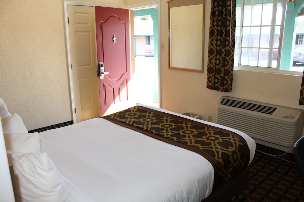 Riverside Inn & Suites Santa Cruz 8/56