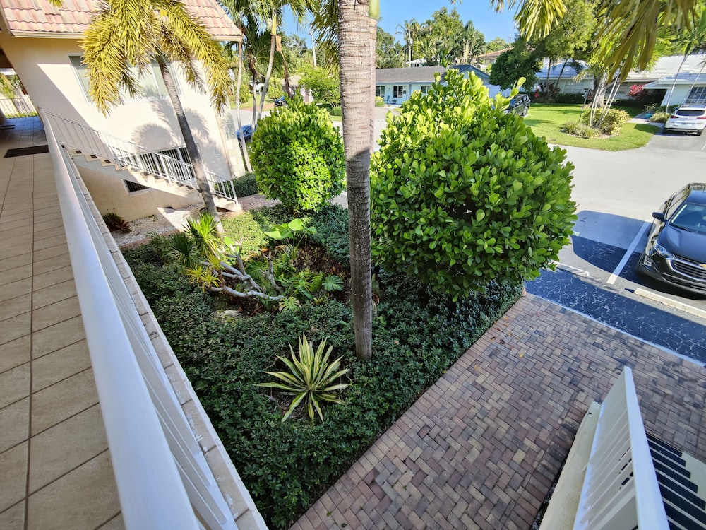 Coco Palms Apartments by Lowkl 21/28