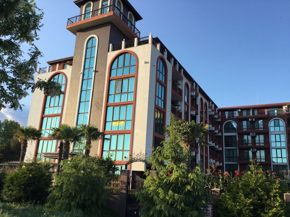Chateau Del Marina Complex Apartments 1/20