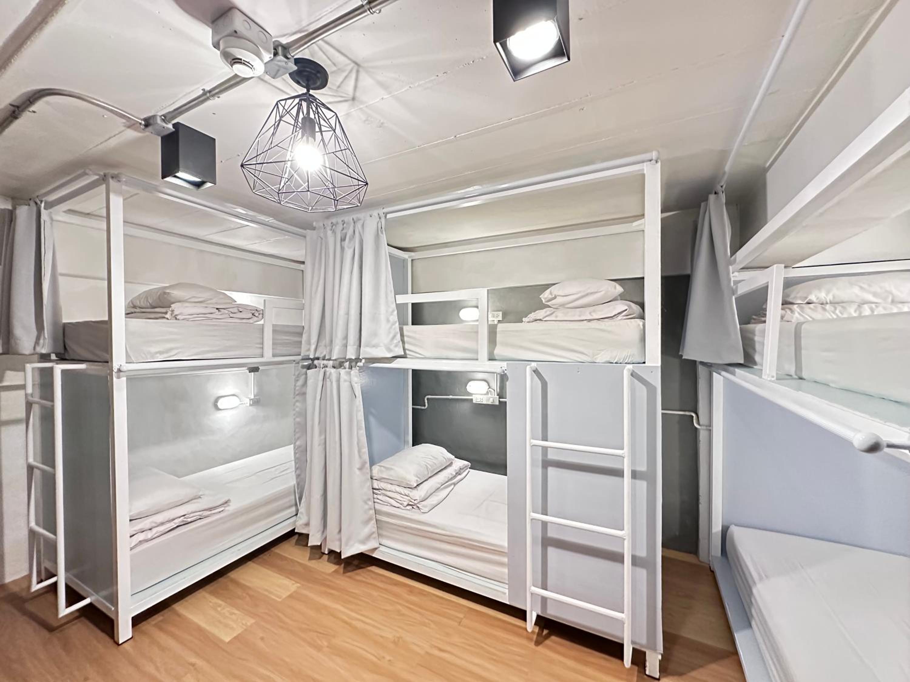 Private, Mixed Dorm, 6 Beds