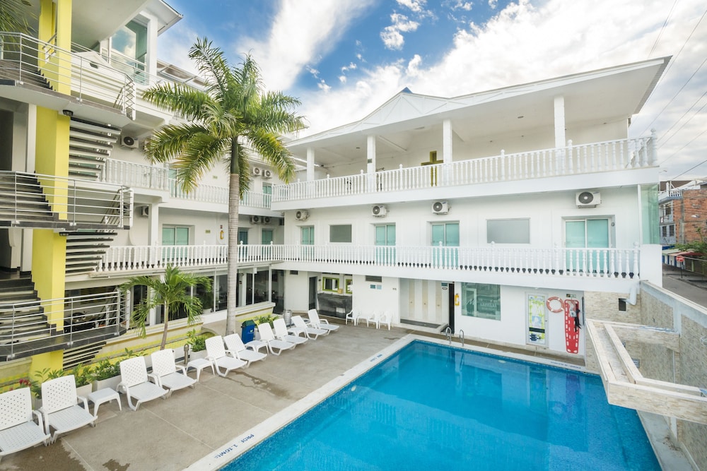 Hotel Manantial 68/68