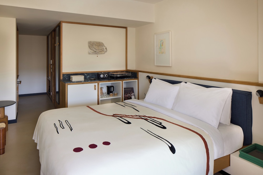 DELUXE, KING BED