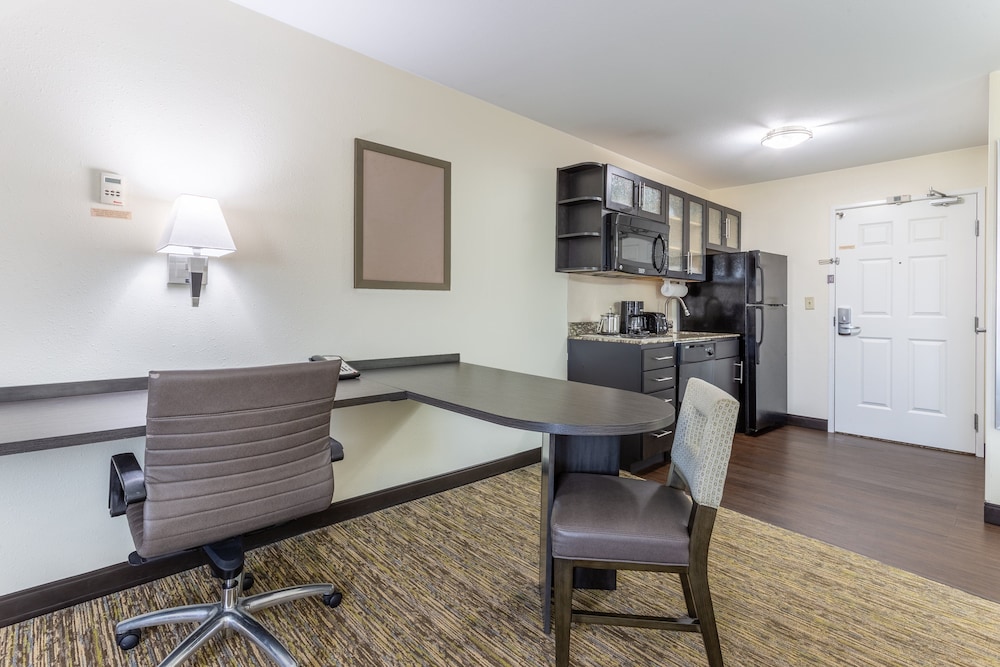CANDLEWOOD SUITES AURORA- NAPERVILLE 44/51