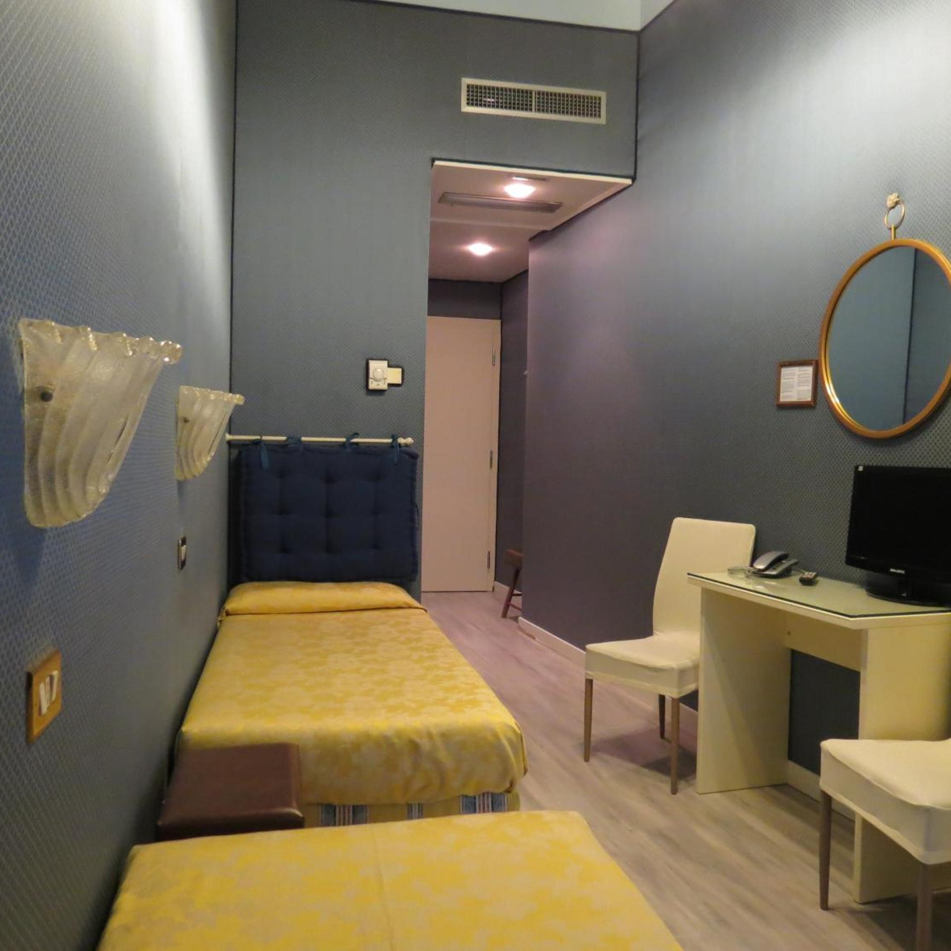 ROOM, TWIN BEDS
