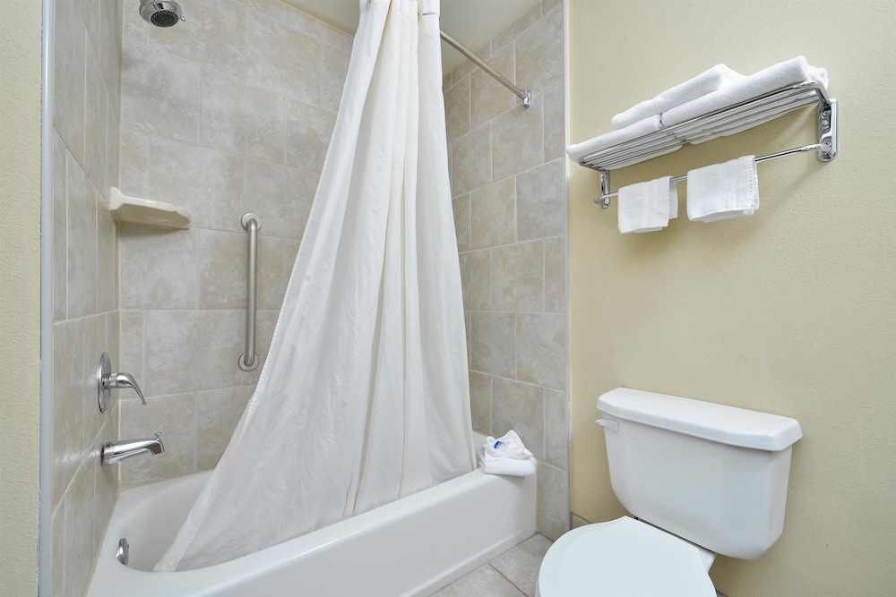 Best Western Plus Burleson Inn & Suites 8/32