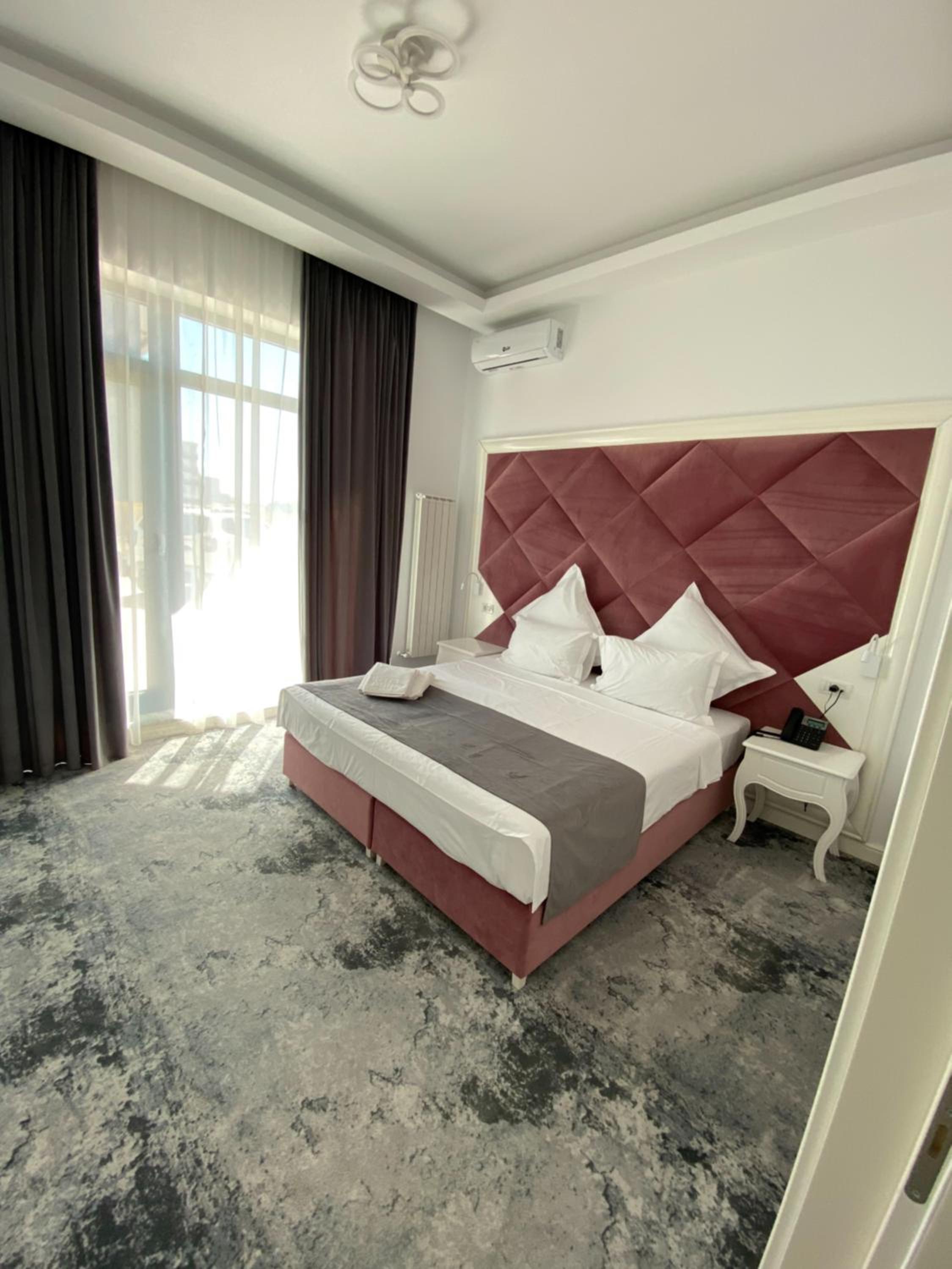DNH Hotel 6/26