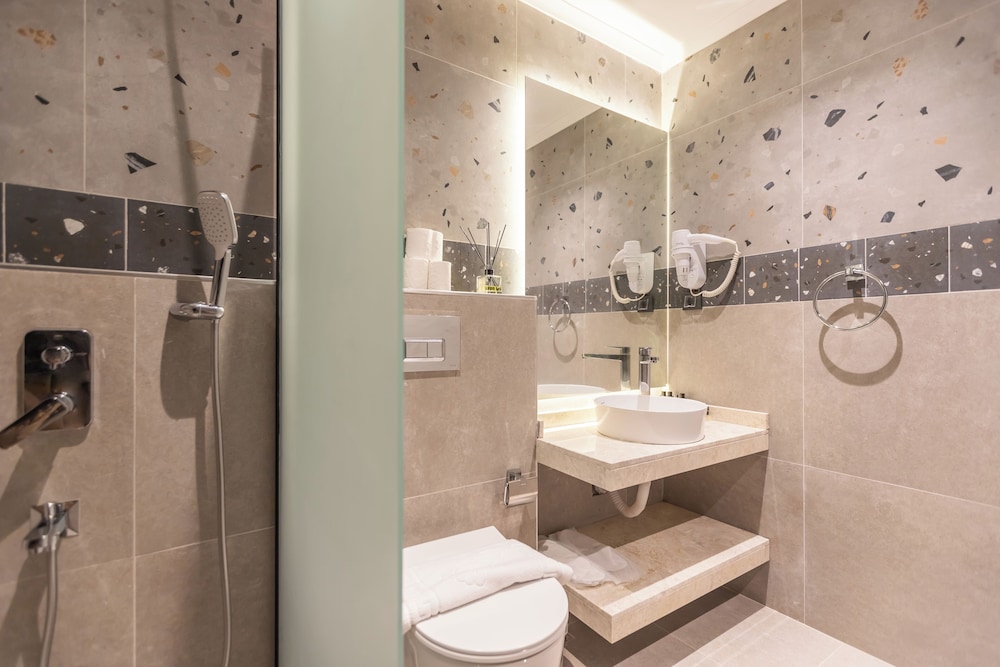 Kalkan Saray Suites Hotel 72/74