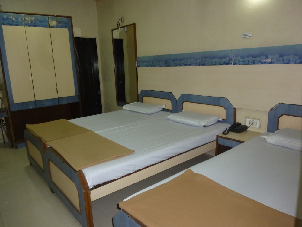BASIC, TRIPLE, SINGLE BED, SMOKING