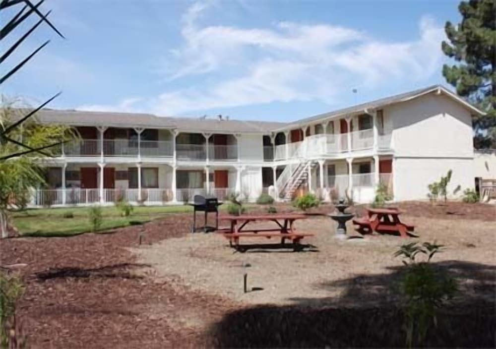 Budget Inn 13/66
