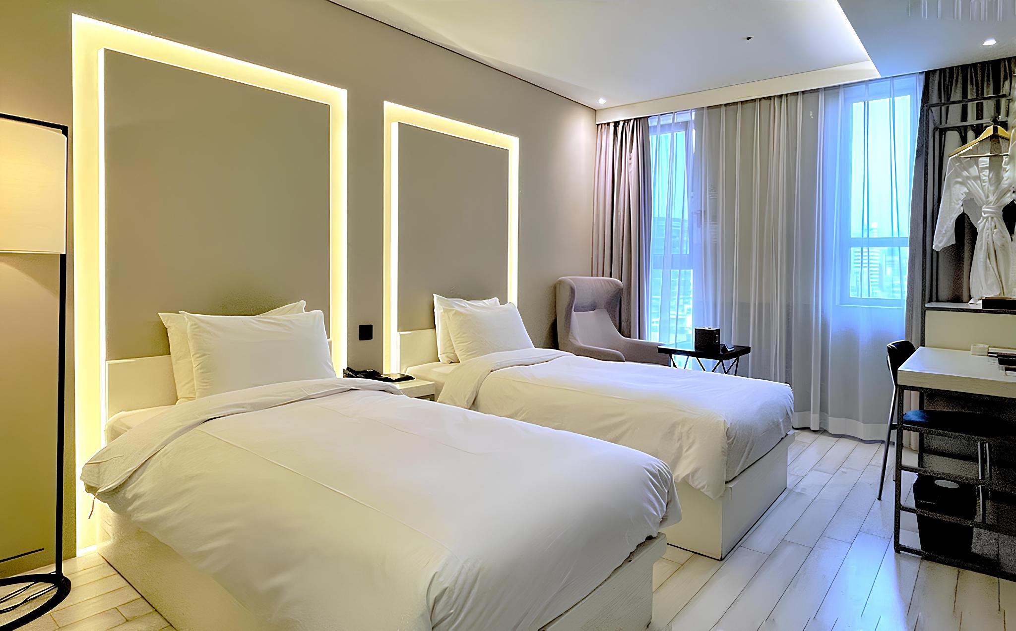 Superior, Twin Beds, City View