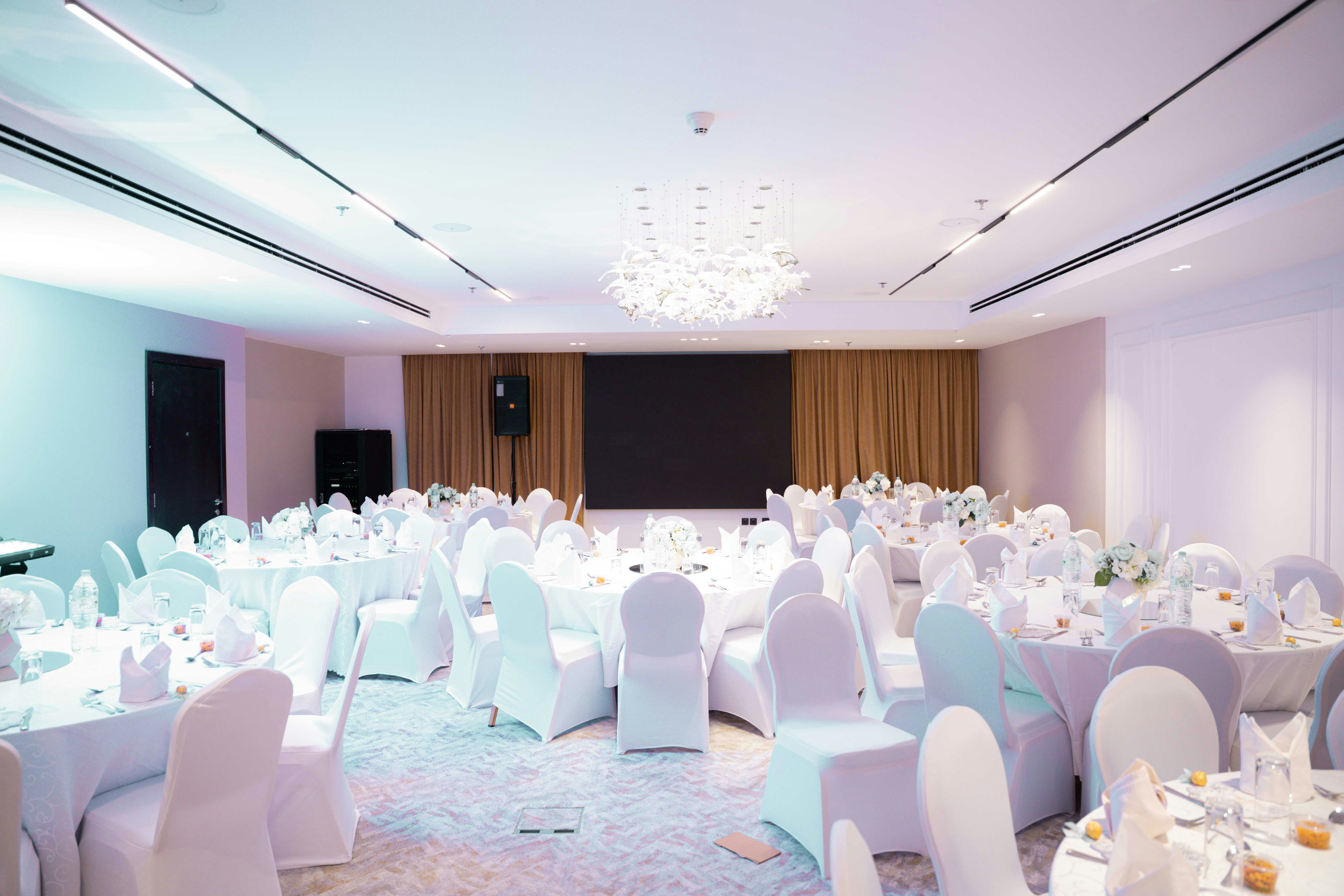 Copthorne Hotel Sharjah 70/85