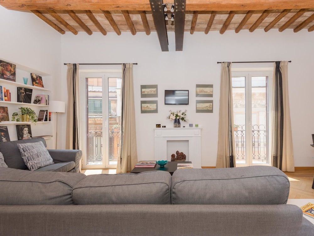 RSH Trevi Fountain Luxury Apartment 20/39