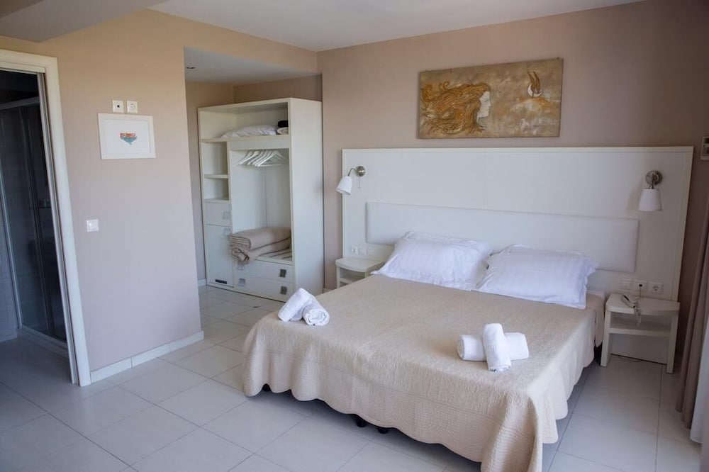 Sidari Beach Hotel 7/81
