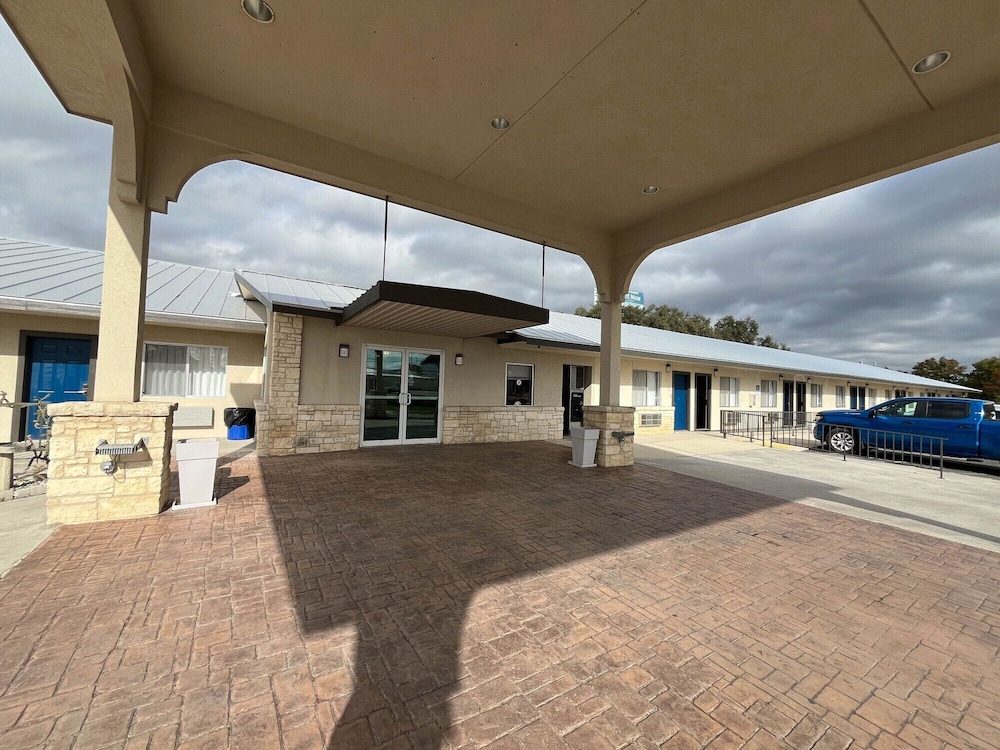 Motel6 Junction, TX - Llano River 55/60