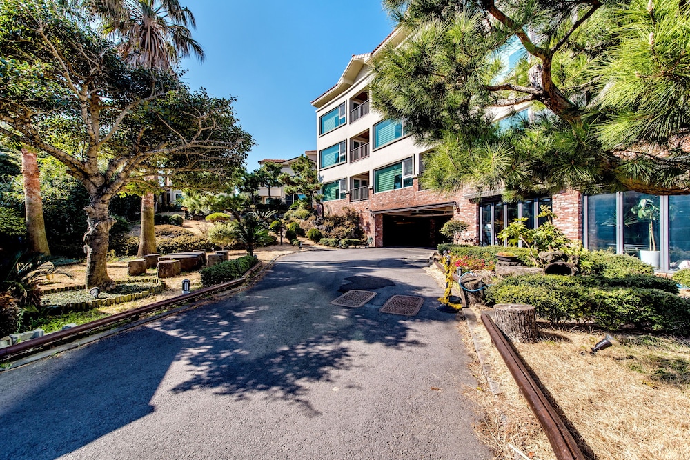 T Island Resort 68/73