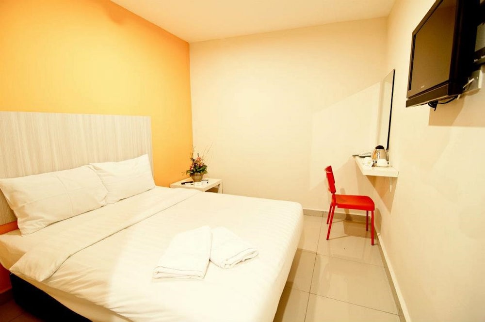 STANDARD, QUEEN BED