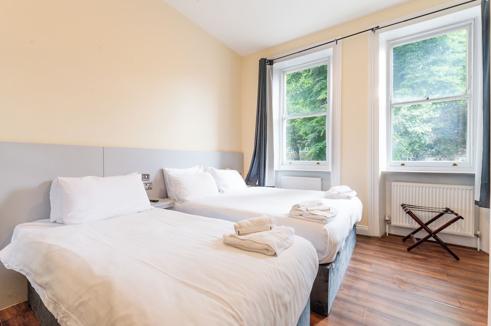 ROOM, TRIPLE, 1 DOUBLE AND 1 SINGLE BED