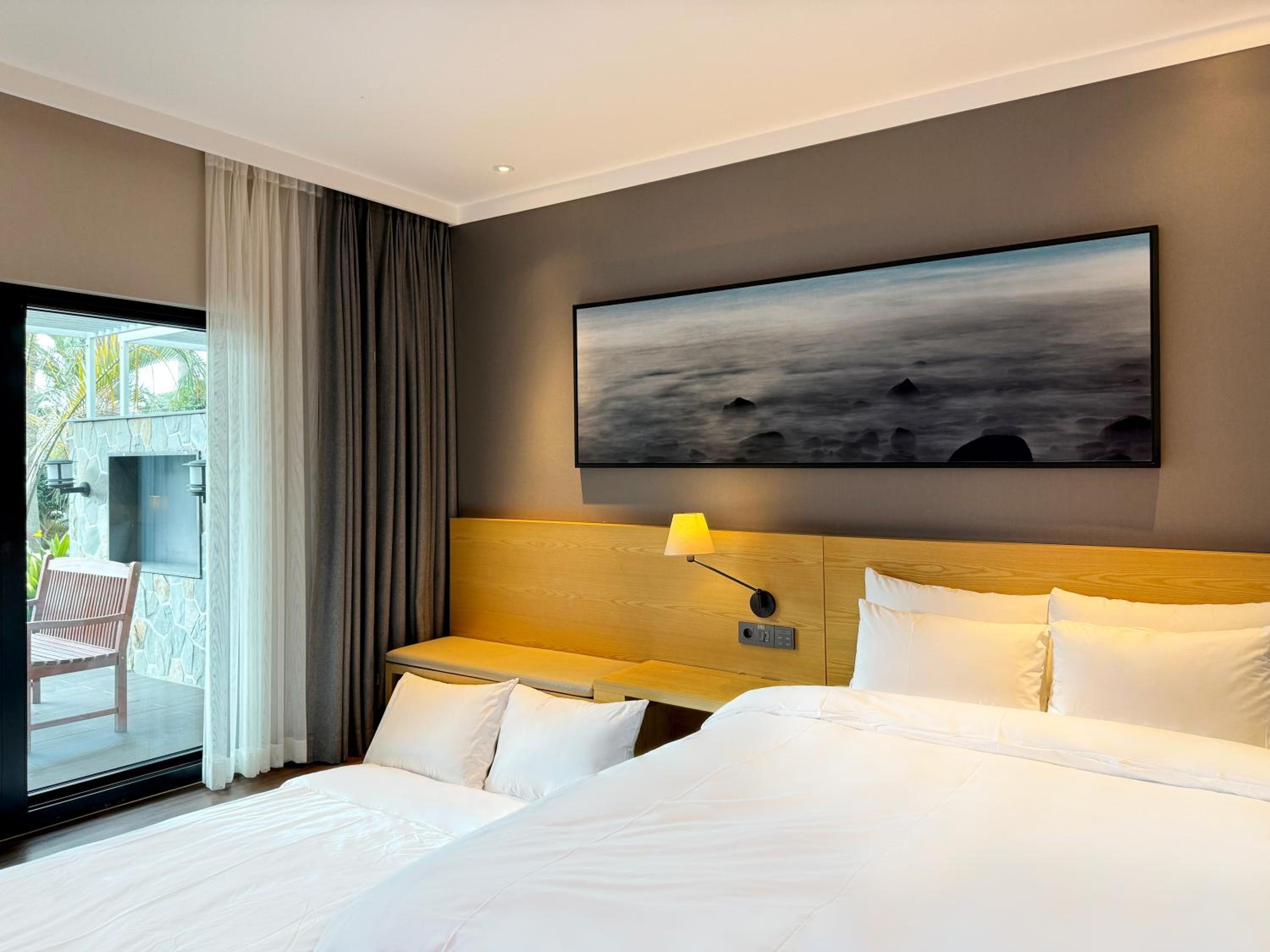 غرفة عائلية بشرفة، The Suites Hotel Jeju 2/5
