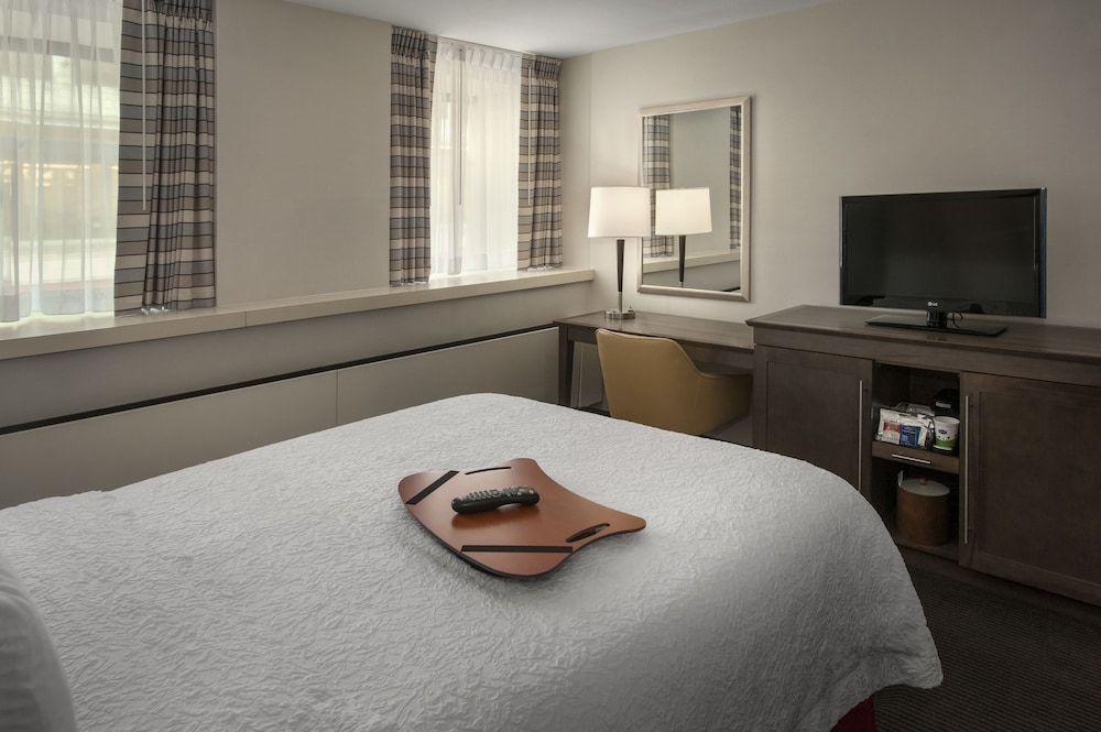 Hampton Inn and Suites Milwaukee Downtown 21/41